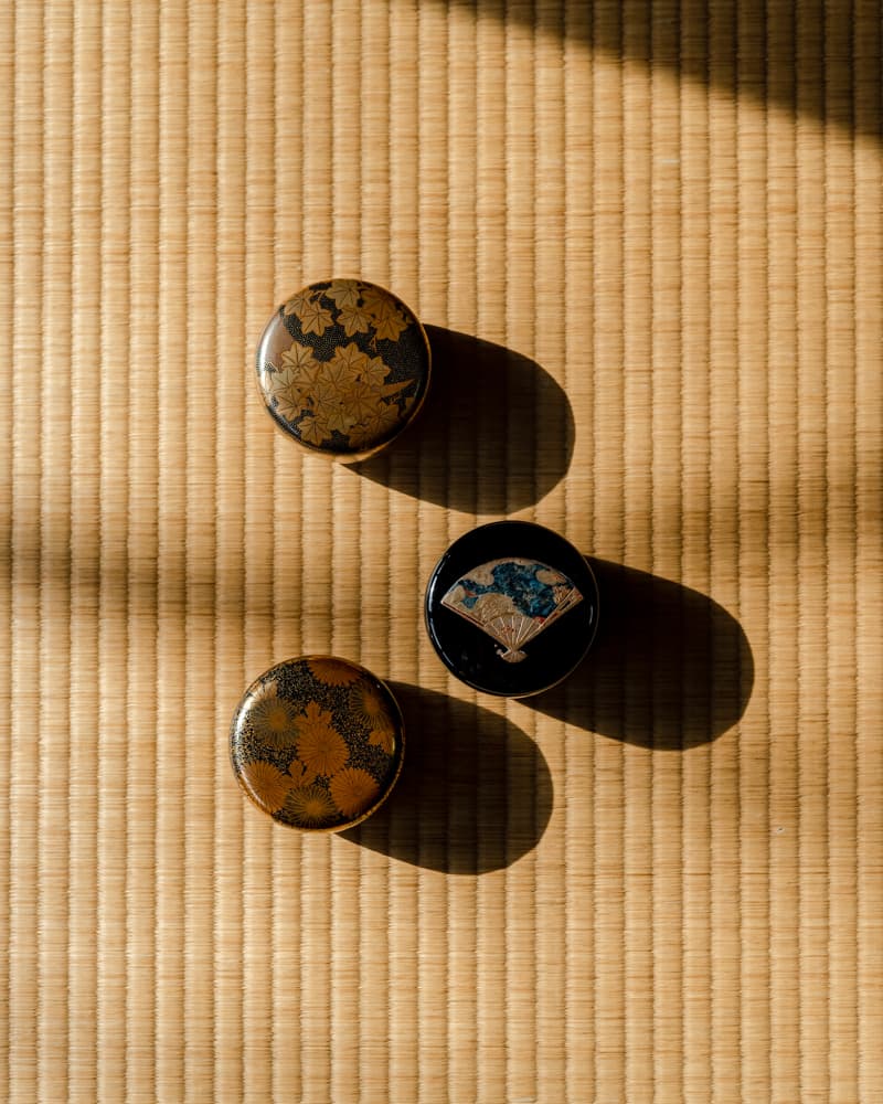 Gold and silver lacquerware image